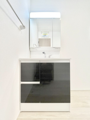 ���ʑ�E���ʏ��@�O�ʋ��̗��ɁA���ϕi��q���p�i�Ȃǂ����[�\�B���ʑ����������ƕۂ��܂��I  