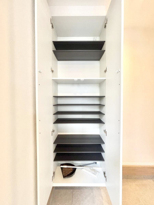 ���̑����ρ@�����Ղ���[�ł���V���[�Y�{�b�N�X�ŉƑ��S���̌C���A���ւ�������B  