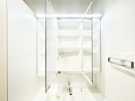 ���̑����ρ@�O�ʋ��̗��ɁA���ϕi��q���p�i�Ȃǂ����[�\�B���ʑ����������ƕۂ��܂��I