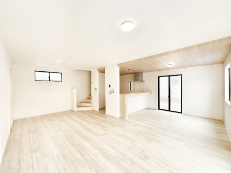 ���r���O�@���Ƒ��Ƃ̃R�~���j�P�[�V�������[�܂郊�r���O�C���K�i���̗p�B