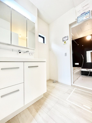 ���ʑ�E���ʏ��@��Ƃ�̐��ʃX�y�[�X�Œ��̐g�x�x���X���[�Y��