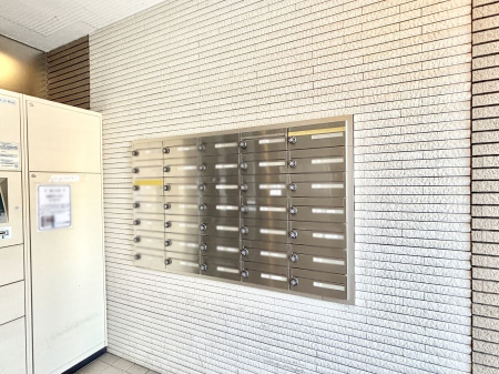 ���̑��@�|�X�g�̓G���g�����X���ɂ���̂ŉJ�ɔG�ꂸ�X�ւ��󂯎��܂��ˁI