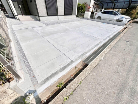 �@����3��\�I�}�Ȃ��q�l�̒��ԂɁB�܂��A���Ƒ��̎��]�ԃX�y�[�X�Ƃ��Ă��劈��B