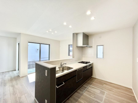 �L�b�`���@���������Ȃ���ł����Ƒ��Ƃ̉�b���y���߂�ΖʃL�b�`��