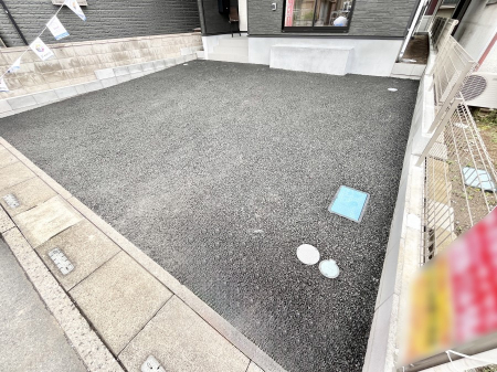 �@����2��\�I�}�Ȃ��q�l�̒��ԂɁB�܂��A���Ƒ��̎��]�ԃX�y�[�X�Ƃ��Ă��劈��B