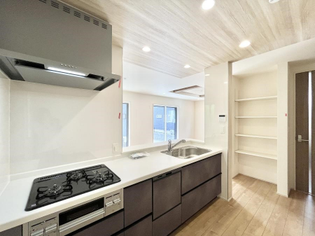 �L�b�`���@�J�E���^�[�z���ɂ��b�������Ȃ��疈���̂������������Ɗy����