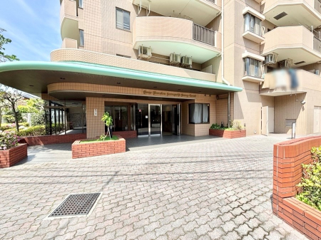 �G���g�����X�@�O�� �Y��ȃG���g�����X�́A���Z�҂�D�����}������Ă���܂�  