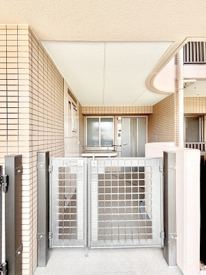 ���ց@���փh�A�̑O������ŋ�؂�ꂽ�|�[�`�B�v���C�o�V�[������Ėh�Ɩʂ����S�ł��B