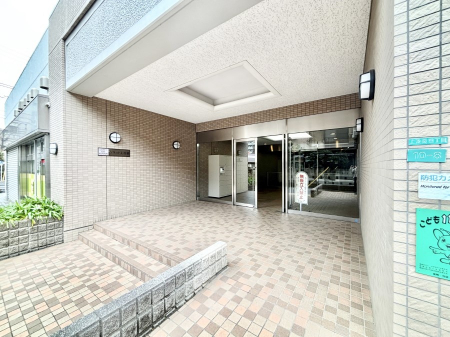 �G���g�����X�@�Y��ȃG���g�����X�́A���Z�҂�D�����}������Ă���܂�  