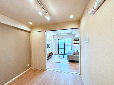 ���̑����ρ@���r���O�ɗאڂ����m���B�����˂��J������ƃ��r���O�ƌq����e���̋�Ԃɕϐg�I