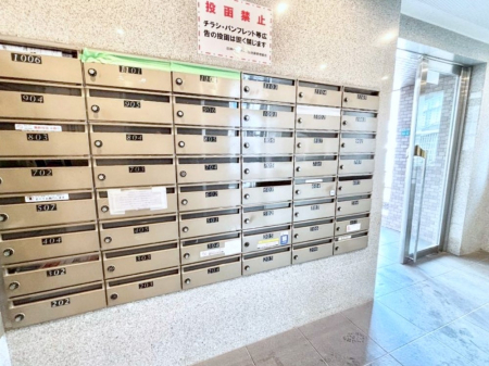 ���̑��@�|�X�g�̓G���g�����X���ɂ���̂ŉJ�ɔG�ꂸ�X�ւ��󂯎��܂��ˁI