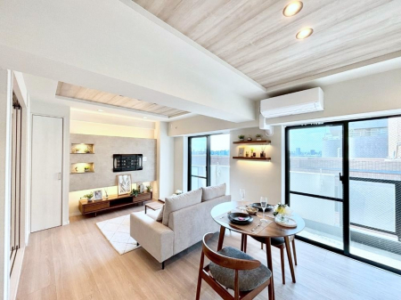 ���r���O�@�Ƒ��̘a�₩�ȉ�b���������Ă������B�J�����̂��郊�r���O�ł��B���Ƌ��CG�ł�  