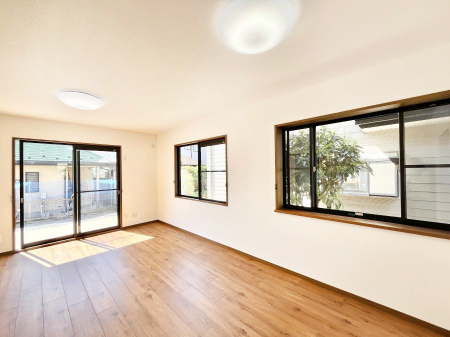 ���̑����ρ@�Ƒ��̏Ί炪���R�Ɛ��܂�Ă���A����ȕ��͋C�̃_�C�j���O�Ɏd�オ���Ă��܂��B