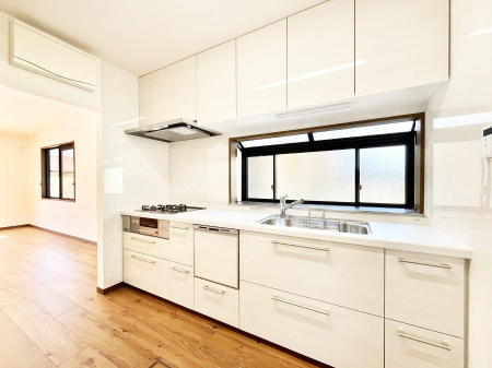 �L�b�`���@�u�₩�ȕ����ʂ蔲����L�b�`���B��������̂Ŗ��邭���C�ɂ��𗧂��܂��B