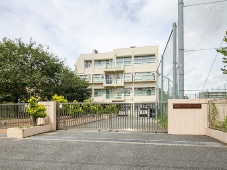 ���ӊ��@���w�Z 900m ���旧�u����񒆊w�Z