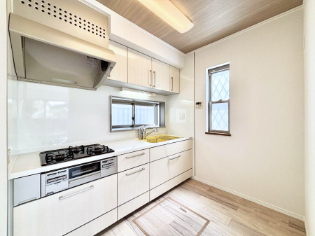 �L�b�`���@�u�₩�ȕ����ʂ蔲����L�b�`���B��������̂Ŗ��邭���C�ɂ��𗧂��܂��B