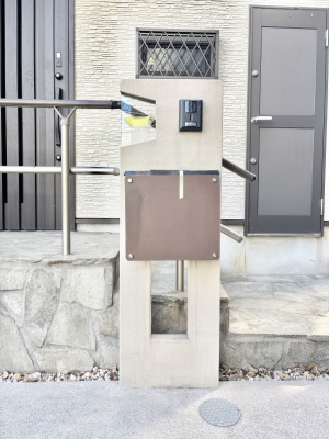 ���̑��@�\�D�E�C���^�[�z���E�|�X�g���ЂƂɏW��B�G���g�����X�ɂȂ��ރV���v���f�U�C���B