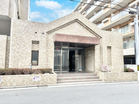 �G���g�����X�@�O�� �Y��ȃG���g�����X�́A���Z�҂�D�����}������Ă���܂�  