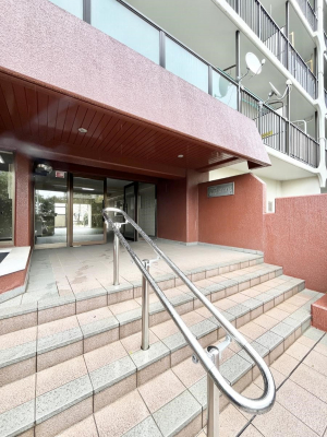 �G���g�����X�@�O�� �Y��ȃG���g�����X�́A���Z�҂�D�����}������Ă���܂�  