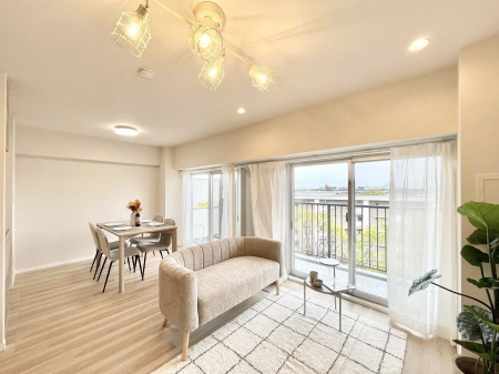 ���r���O�@�傫�ȑ����炽���Ղ�̗z���ƕ����������郊�r���O