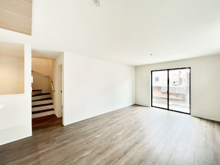 ���r���O�@LDK�ɊK�i��݂��A�Ƒ��̃R�~���j�e�B���؂ɂ����Ԏ��v����