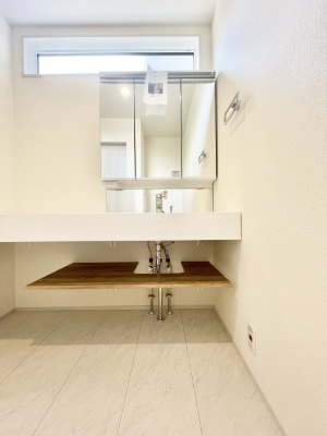 ���ʑ�E���ʏ��@�O�ʋ��̗��ɁA���ϕi��q���p�i�Ȃǂ����[�\�B���ʑ����������ƕۂ��܂��I