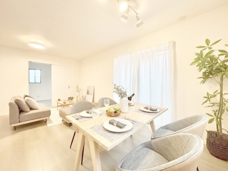 ���r���O�@���邢�z���������A�����̕��͋C�ɖ�������郊�r���O�E�_�C�j���O�B 