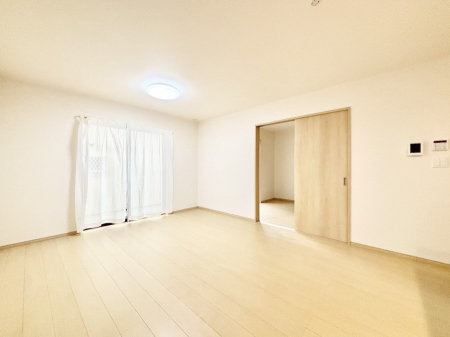 ���r���O�@���邢�z���������A�����̕��͋C�ɖ�������郊�r���O�E�_�C�j���O�B 