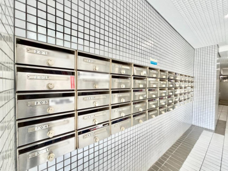 ���̑��@�|�X�g�̓G���g�����X���ɂ���̂ŉJ�ɔG�ꂸ�X�ւ��󂯎��܂��ˁI