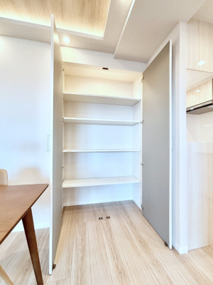 ���̑����ρ@���r���O���[�B�����Ɏ��[������ƕ����W�܂�LDK���X�b�L���Еt�������ł��ˁB  