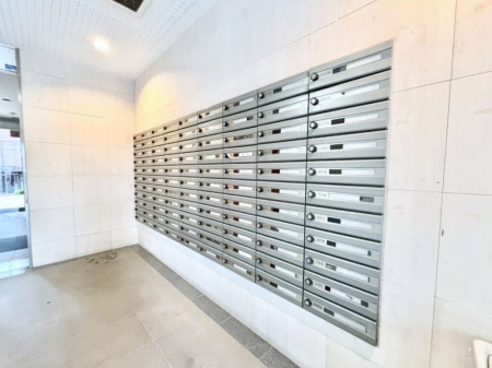 ���̑��@�|�X�g�̓G���g�����X���ɂ���̂ŉJ�ɔG�ꂸ�X�ւ��󂯎��܂��ˁI