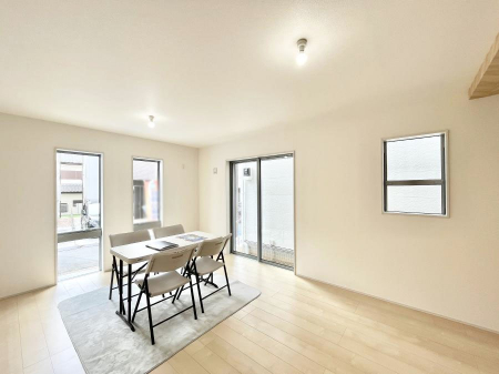 ���̑����ρ@�Ƒ��̏Ί炪���R�Ɛ��܂�Ă���A����ȕ��͋C�̃_�C�j���O�Ɏd�オ���Ă��܂��B