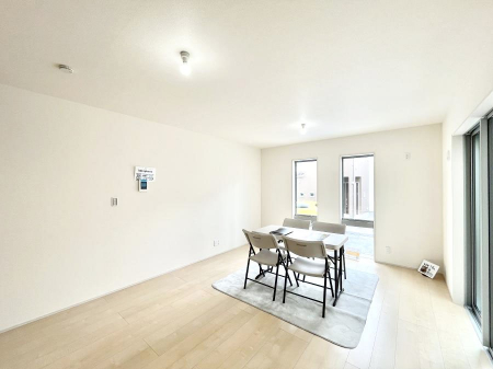 ���r���O�@���邢�z���������A�����̕��͋C�ɖ�������郊�r���O�E�_�C�j���O�B 