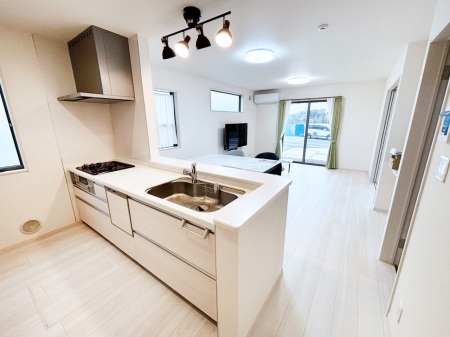 ���̑����ρ@���r���O�����n����l�C�̃J�E���^�[�L�b�`���B 