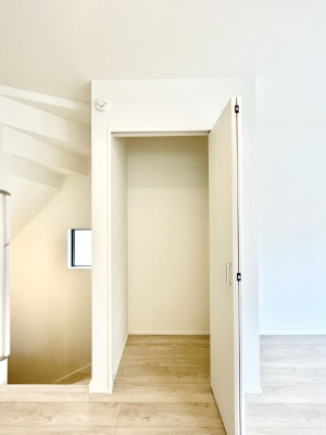 ���̑����ρ@���r���O���[�B�����Ɏ��[������ƕ����W�܂�LDK���X�b�L���Еt�������ł��ˁB  