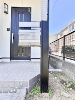 ���̑��@�\�D�E�C���^�[�z���E�|�X�g���ЂƂɏW��B�G���g�����X�ɂȂ��ރV���v���f�U�C���B