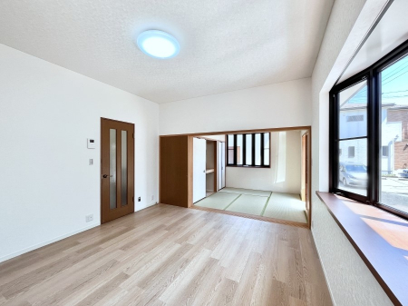 ���̑����ρ@�Ƒ��̏Ί炪���R�Ɛ��܂�Ă���A����ȕ��͋C�̃_�C�j���O�Ɏd�オ���Ă��܂��B