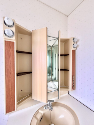 ���̑����ρ@�O�ʋ��̗��ɁA���ϕi��q���p�i�Ȃǂ����[�\�B���ʑ����������ƕۂ��܂��I