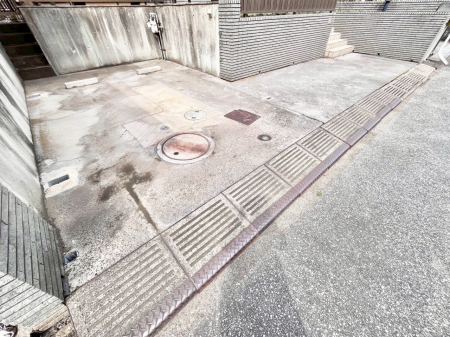 �@����2��\�I�}�Ȃ��q�l�̒��ԂɁB�܂��A���Ƒ��̎��]�ԃX�y�[�X�Ƃ��Ă��劈��B