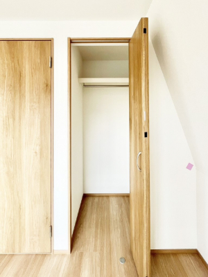 ���[�@��������ߗނ�ו��Ȃǂ̎��[�ɕ֗��ȃN���[�[�b�g�t���ł��B