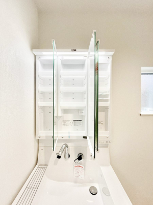 ���̑����ρ@�O�ʋ��̗��ɁA���ϕi��q���p�i�Ȃǂ����[�\�B���ʑ����������ƕۂ��܂��I