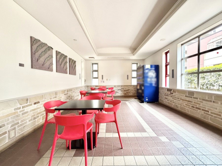 ���̑��@�҂����킹�ꏊ�Ƃ��Ă��֗��ȃG���g�����X���r�[