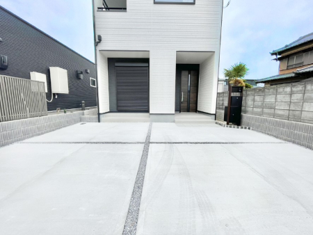 �@����2��\�I�}�Ȃ��q�l�̒��ԂɁB�܂��A���Ƒ��̎��]�ԃX�y�[�X�Ƃ��Ă��劈��B