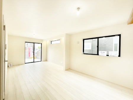 ���̑����ρ@�Ƒ��̏Ί炪���R�Ɛ��܂�Ă���A����ȕ��͋C�̃_�C�j���O�Ɏd�オ���Ă��܂��B