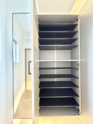 ���̑����ρ@�����Ղ���[�ł���V���[�Y�{�b�N�X�ŉƑ��S���̌C���A���ւ�������B  