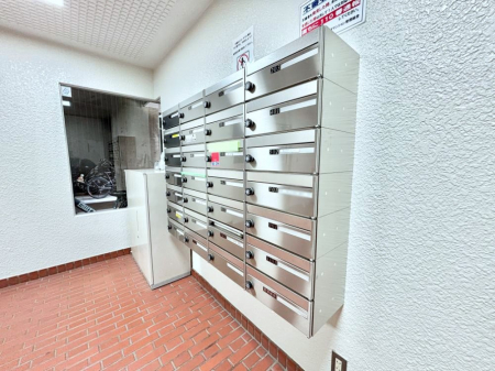 ���̑��@�|�X�g�̓G���g�����X���ɂ���̂ŉJ�ɔG�ꂸ�X�ւ��󂯎��܂��ˁI