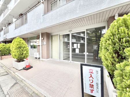 �G���g�����X�@�O�� �Y��ȃG���g�����X�́A���Z�҂�D�����}������Ă���܂�  