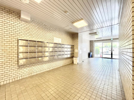 ���̑��@�|�X�g�̓G���g�����X���ɂ���̂ŉJ�ɔG�ꂸ�X�ւ��󂯎��܂��ˁI