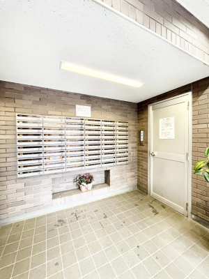 ���̑��@�|�X�g�̓G���g�����X���ɂ���̂ŉJ�ɔG�ꂸ�X�ւ��󂯎��܂��ˁI