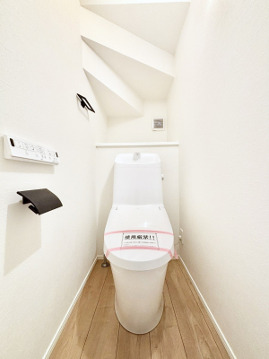 �g�C���@�E�H�V�����b�g�g�C�������S�̂Q�ӏ��I���̃o�^�o�^������S�ł��B 